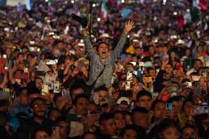 Una seguidora del presidente de México, Andrés Manuel López Obrador, vitorea durante el llamado "Grito de Independencia", que da comienzo a los festejos de la independencia mexicana, en la Plaza del Zócalo de la Ciudad de México, el 15 de septiembre de 2023. (AP Foto/Marco Ugarte)