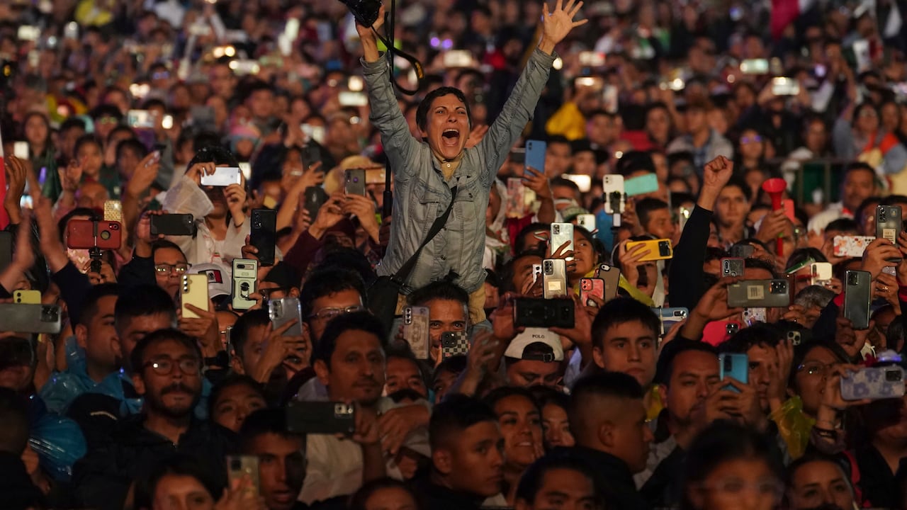 El mandatario había adelantado a mediados de semana que el acto sería austero y que no invitaría a los miembros del alto tribunal debido a la mala relación que mantiene con la entidad, a la que ha señalado por incurrir en actos de corrupción y representar a la “oligarquía” y la “delincuencia de cuello blanco”.