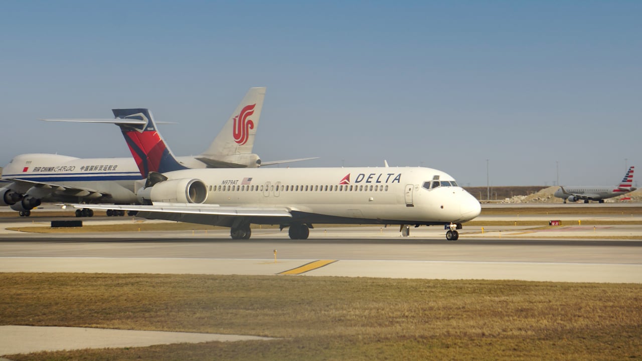 El vuelo 2311 de Delta tuvo que regresar a Los Ángeles después de que un pasajero llevara un alimento en descomposición a bordo, provocando un olor insoportable en la cabina.