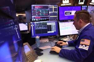 Los comerciantes trabajan en el piso de la Bolsa de Valores de Nueva York durante las operaciones matutinas del 28 de enero de 2025 en la ciudad de Nueva York. Las acciones se abrieron sin cambios en medio de la llegada de la startup china de inteligencia artificial DeepSeek, que provocó una venta masiva de acciones tecnológicas. Michael M. Santiago/Getty Images/AFP (Photo by Michael M. Santiago / GETTY IMAGES NORTH AMERICA / Getty Images via AFP)