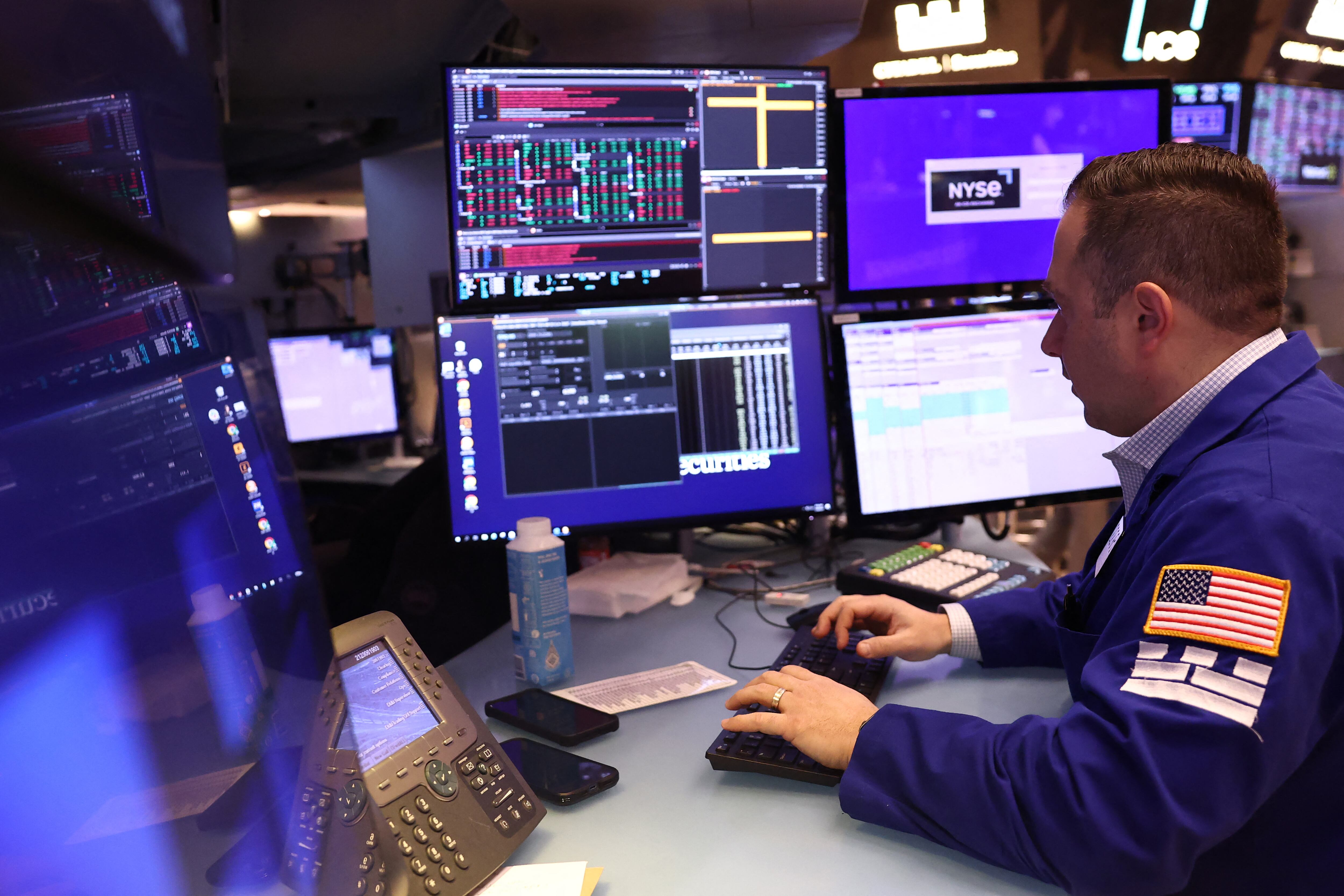 Los comerciantes trabajan en el piso de la Bolsa de Valores de Nueva York durante las operaciones matutinas del 28 de enero de 2025 en la ciudad de Nueva York. Las acciones se abrieron sin cambios en medio de la llegada de la startup china de inteligencia artificial DeepSeek, que provocó una venta masiva de acciones tecnológicas.  Michael M. Santiago/Getty Images/AFP (Photo by Michael M. Santiago / GETTY IMAGES NORTH AMERICA / Getty Images via AFP)