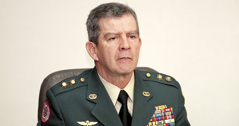  Exitoso en el teatro de la guerra, un recorrido por las operaciones lideradas por el general Montoya da cuenta de los resultados, pero también de las polémicas.