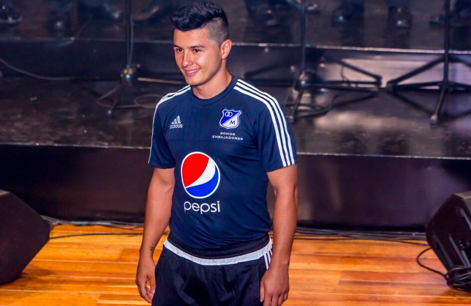 Omar Vásquez con el uniforme de entrenamientos.  Foto: Carlos Bernate/SEMANA 