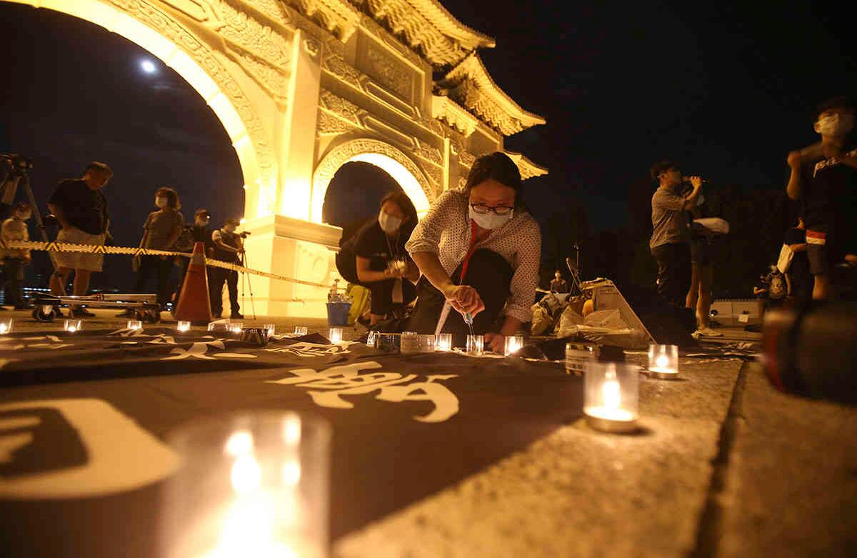 Entre los mensajes que han compartido los asistentes a la vigilia piden justicia para todos los casos que siguen impunes. En una sola voz, se unen para pedir que cese la violencia en contra de los ciudadanos sin importar sus ideologías. (AP Photo/Chiang Ying-ying)