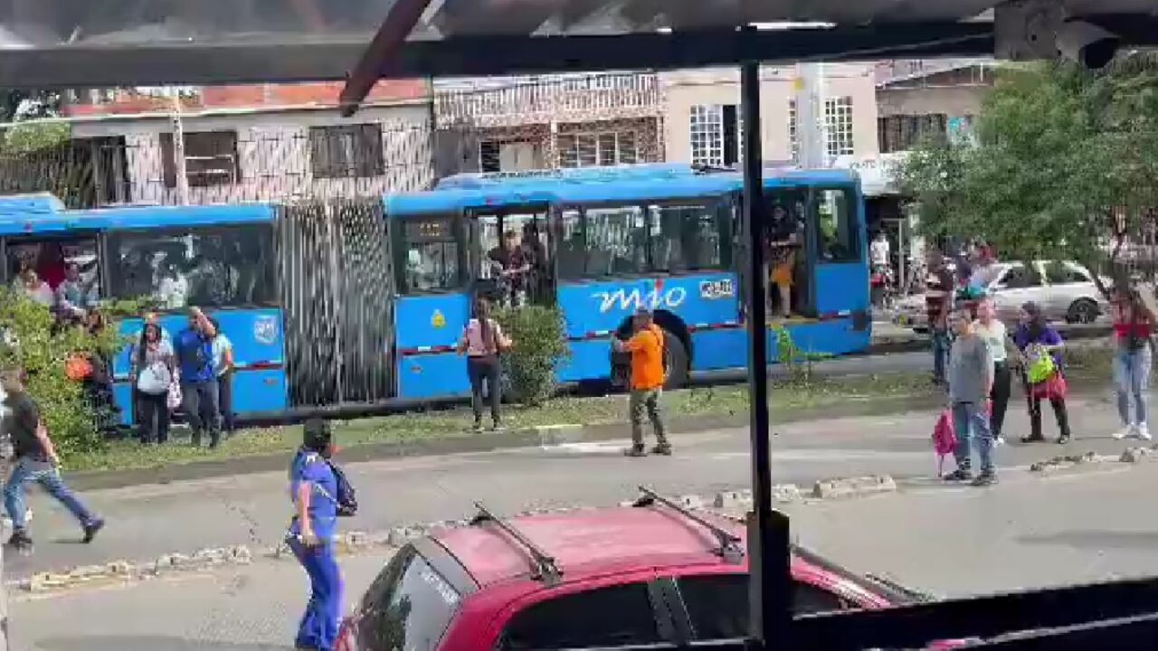 Pasajero del MIO en Cali fue atacado por un delincuente con cuchillo para hurtarle su celular.