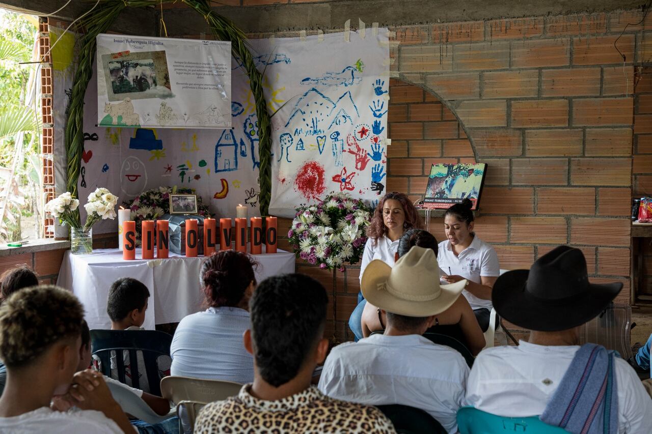La Unidad de Búsqueda de Personas Dadas por Desaparecidas y la Jurisdicción Especial para la Paz, entregaron el cuerpo de Isaac Tuberquia en el municipio de Carmen del Darién, Chocó.
