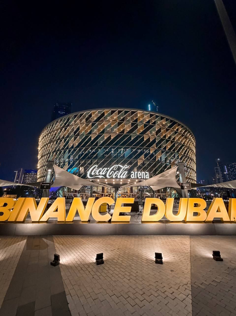 Vista general del Coca-Cola Arena, donde Binance celebró su Blockchain Week 2025 ante una audiencia de más de 3 500 personas.