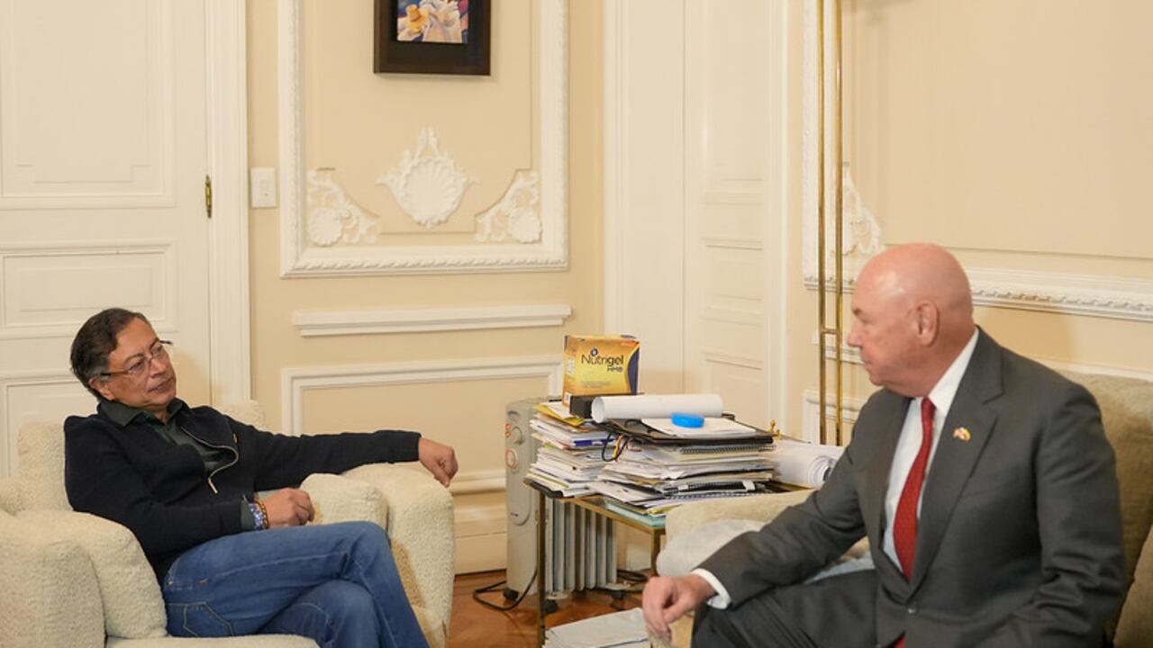 Gustavo Petro y John McNamara.