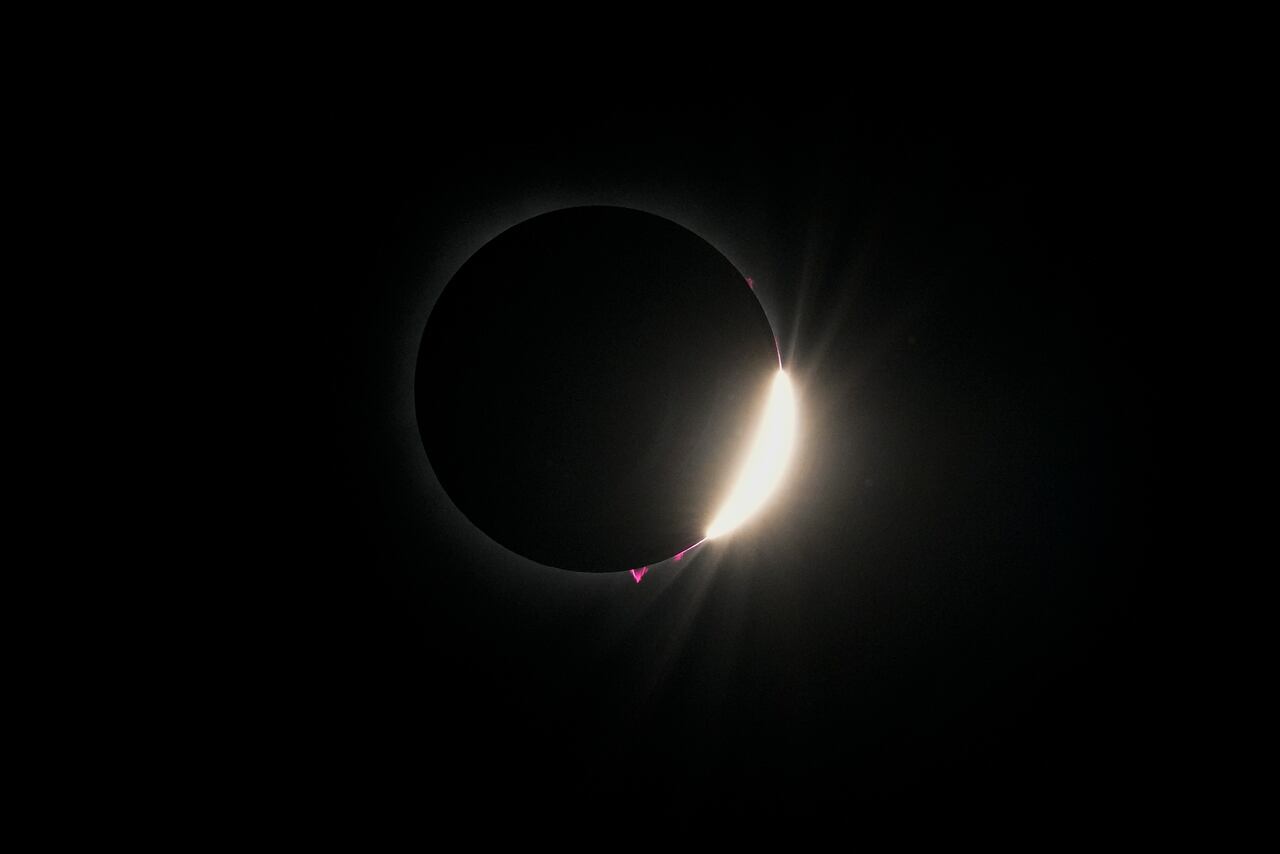 El efecto del anillo de diamantes se ve durante un eclipse solar total visto desde Arlington, Texas, el lunes 8 de abril de 2024
