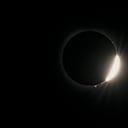 El efecto del anillo de diamantes se ve durante un eclipse solar total visto desde Arlington, Texas, el lunes 8 de abril de 2024