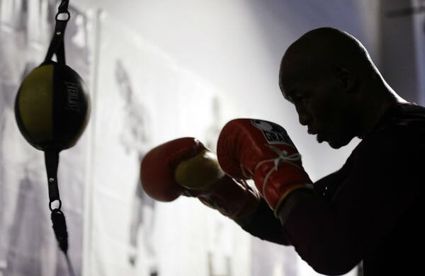 El boxeador Bernard Hopkins hace su entrenamiento frente a las cámaras durante la preparación para la pelea con Tavoris Cloud. (AP)