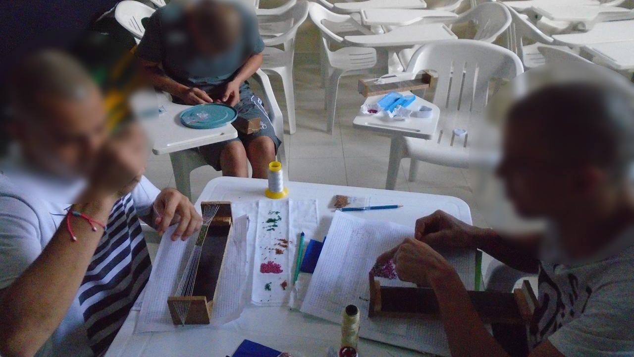 Pódcast El Lado +: la historia de los presos que diseñan y comercializan artesanías