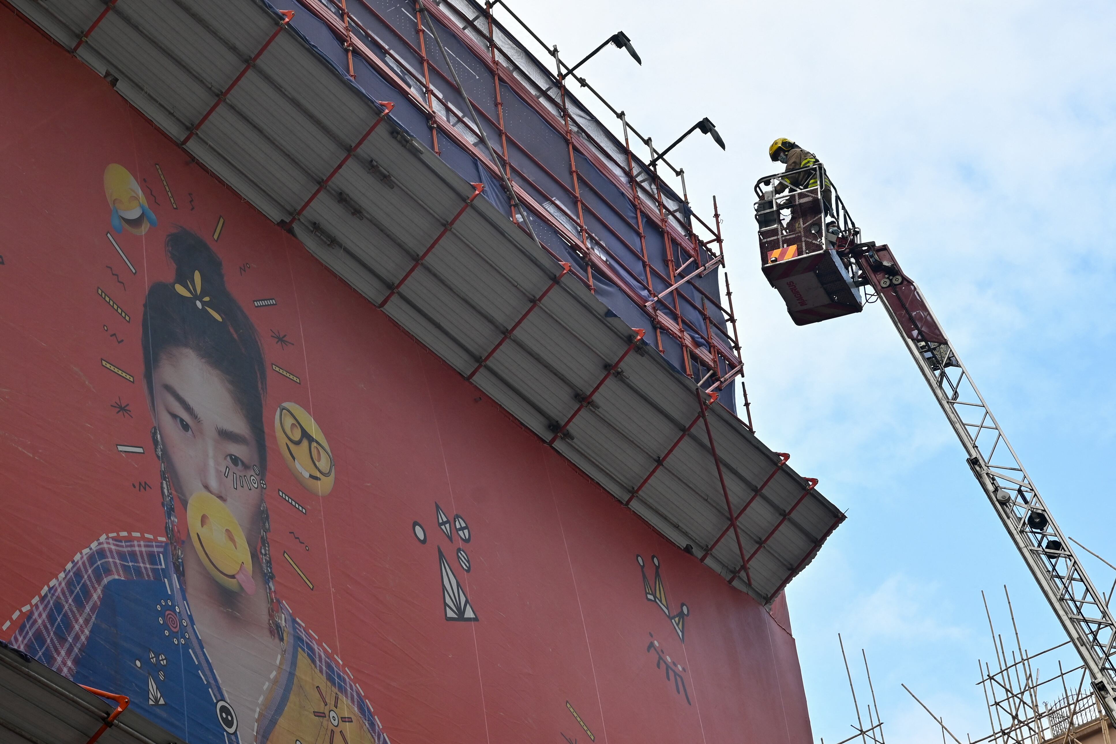 Un bombero opera una grúa para rescatar a personas del edificio del World Trade Center de 38 pisos (Photo by Peter PARKS / AFP)