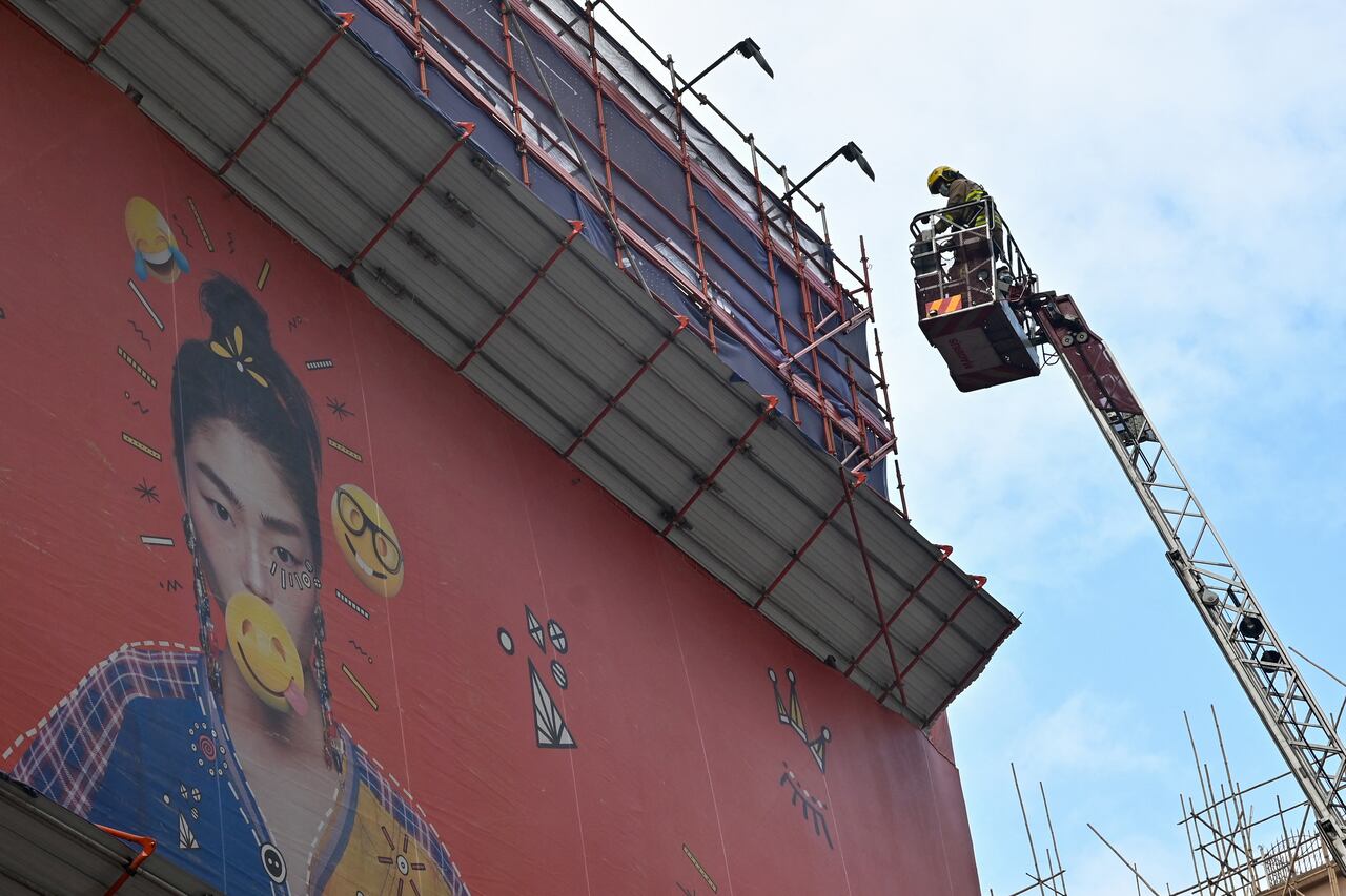 Un bombero opera una grúa para rescatar a personas del edificio del World Trade Center de 38 pisos (Photo by Peter PARKS / AFP)
