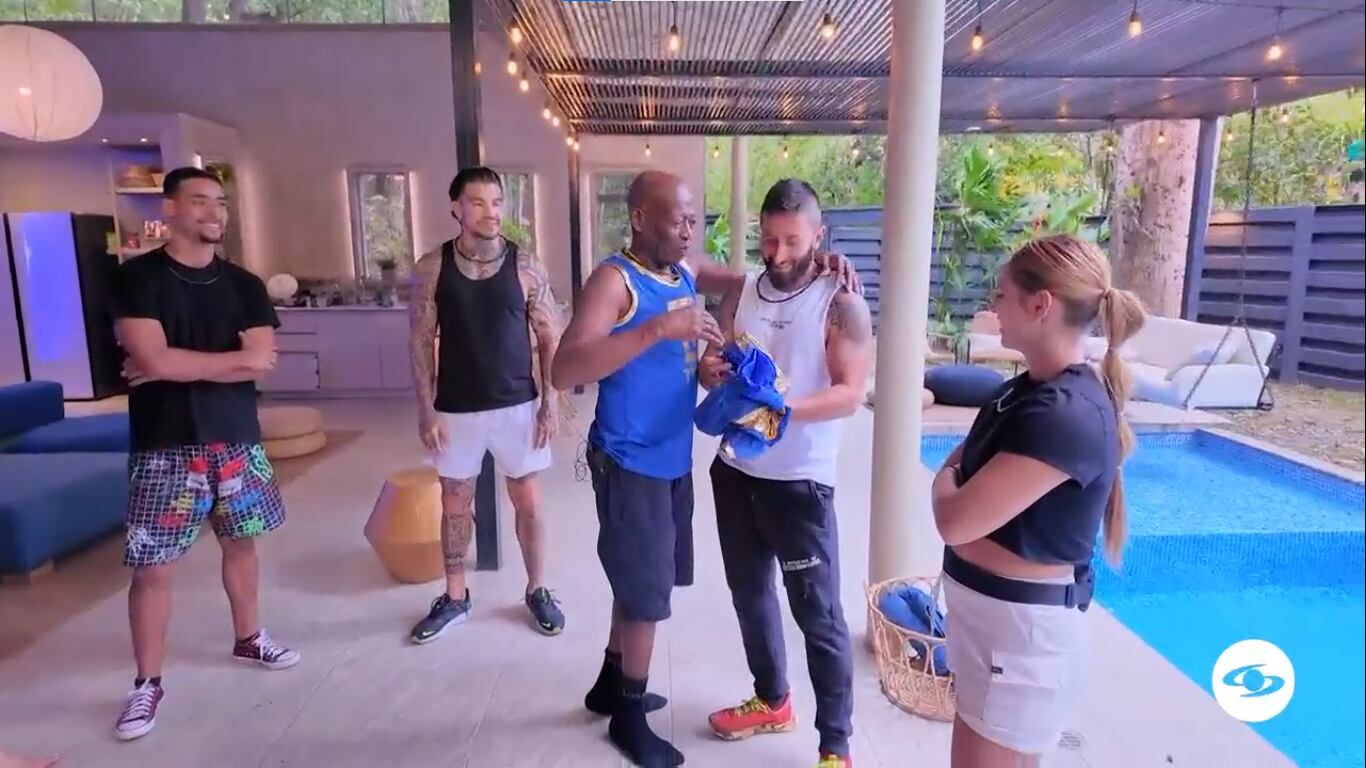 Con camiseta en mano el Tino le dio la bienvenida a Sensei.