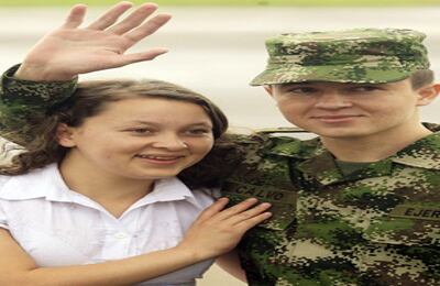   Minutos después de aterrizar en la pista del aeropuerto Vanguardia, el soldado Calvo se presentó ante los medios de comunicación vestido con uniforme militar. Junto a él, su hermana Nubia.