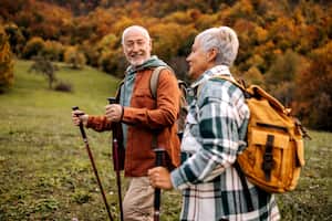 Caminar es uno de los ejercicios más saludables para aliviar el dolor de rodillas.