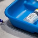 Esta foto de archivo tomada el 12 de julio de 2022 muestra un frasco de vacuna contra la viruela y la viruela del mono.