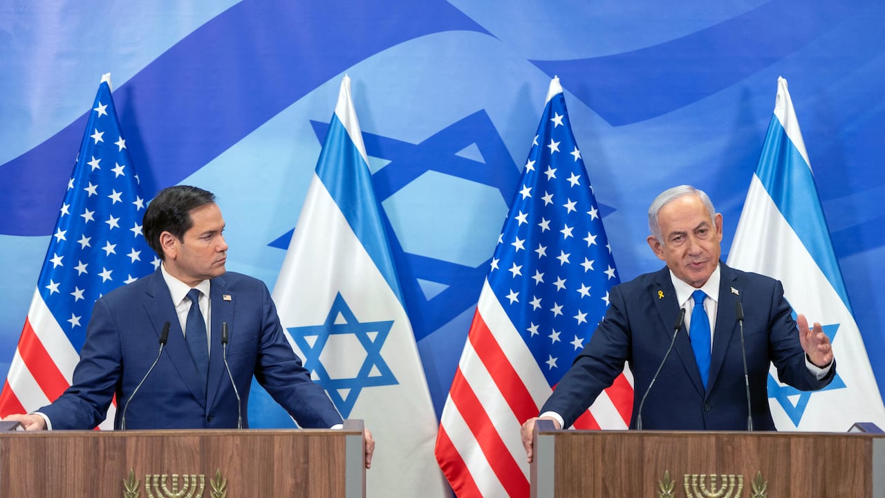El Secretario de Estado estadounidense, Marco Rubio (i), y el Primer Ministro israelí, Benjamin Netanyahu, hacen una declaración conjunta a los medios de comunicación en la oficina del primer ministro en Jerusalén el 16 de febrero de 2025.