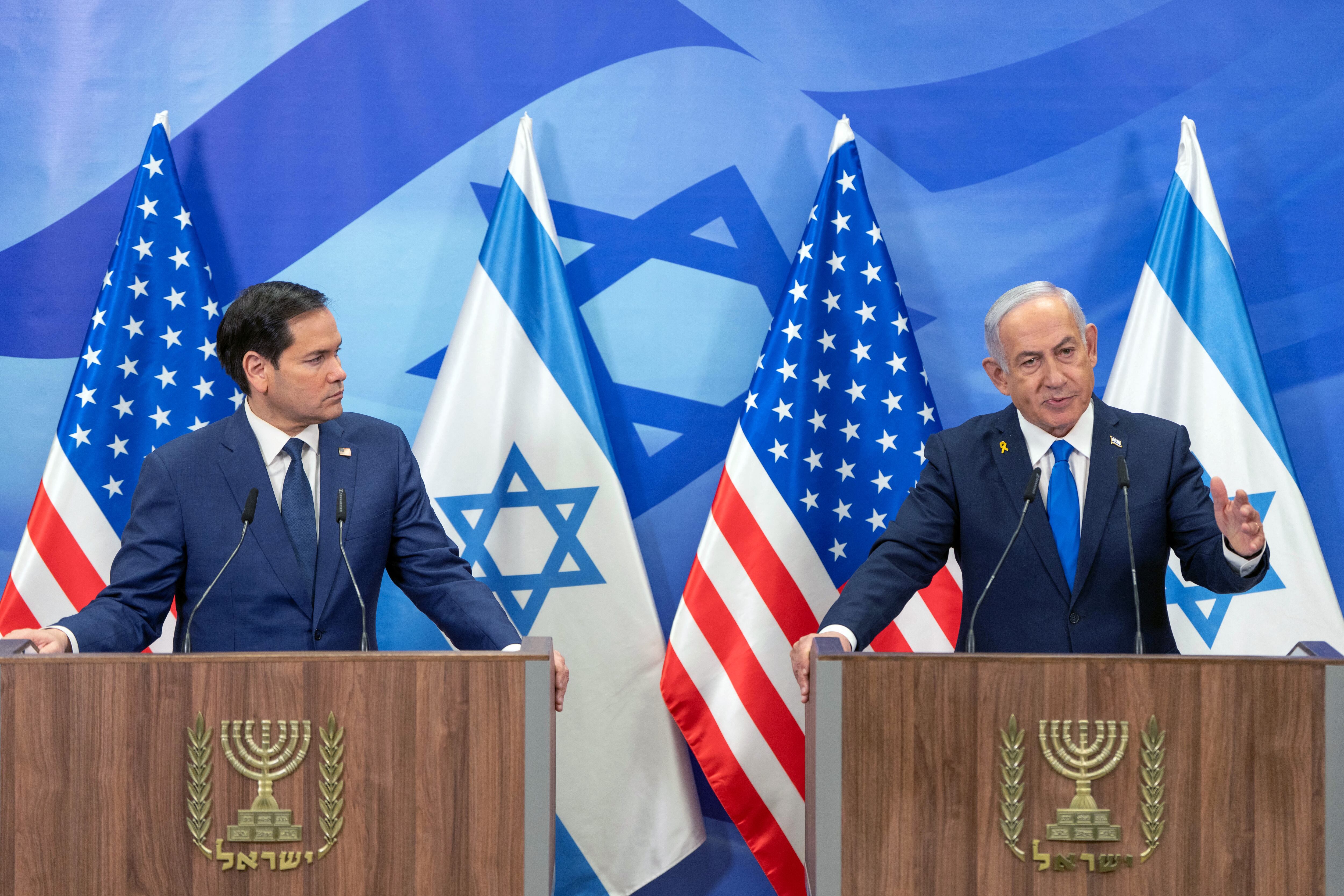 El Secretario de Estado estadounidense, Marco Rubio (i), y el Primer Ministro israelí, Benjamin Netanyahu, hacen una declaración conjunta a los medios de comunicación en la oficina del primer ministro en Jerusalén el 16 de febrero de 2025.