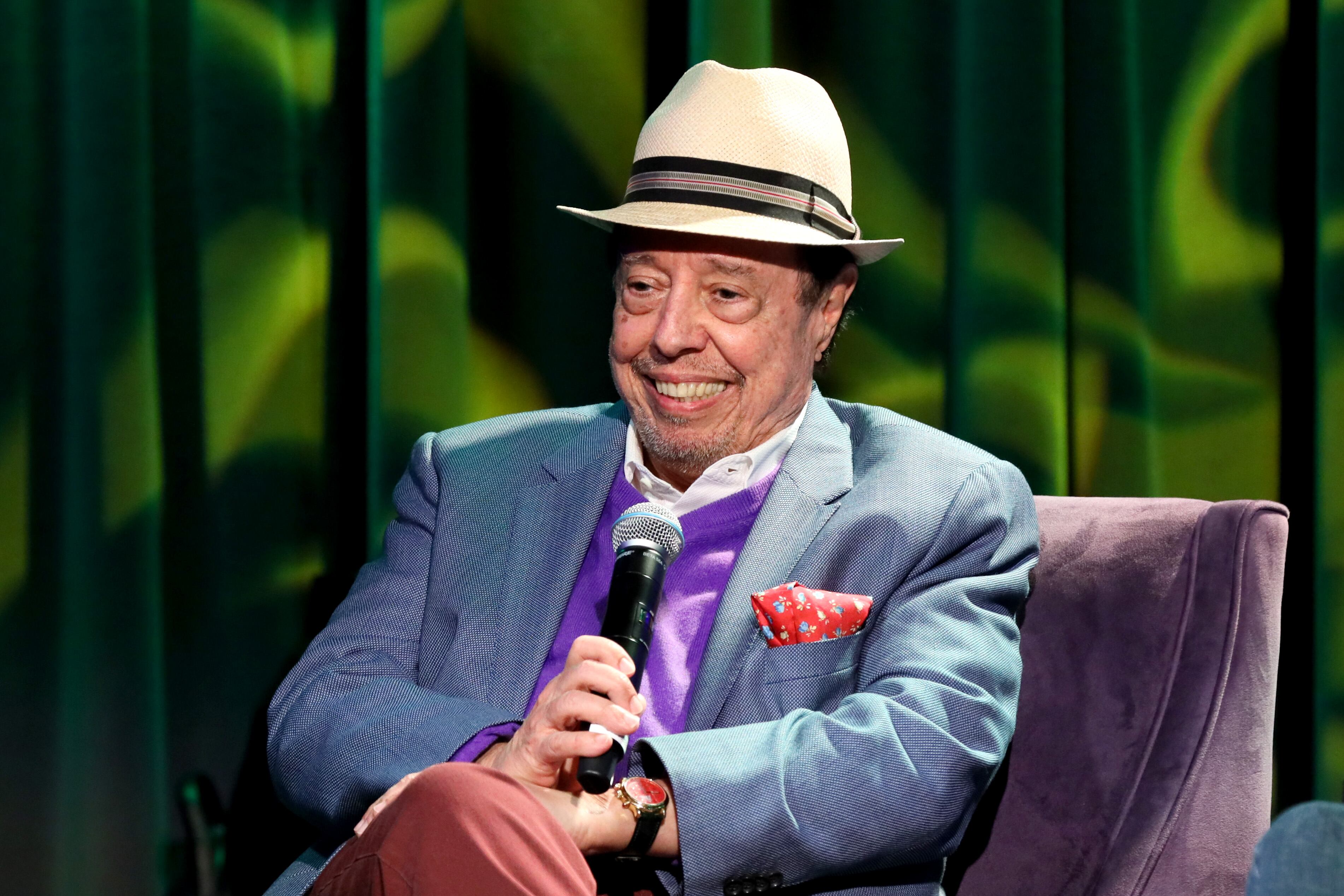 LOS ÁNGELES, CALIFORNIA - 11 DE MARZO: Sergio Mendes habla en el escenario de Reel To Reel: Sergio Mendes: In The Key Of Joy en el Museo GRAMMY el 11 de marzo de 2020 en los Ángeles, California. (Foto de Rebecca Sapp/Getty Images para The Recording Academy)