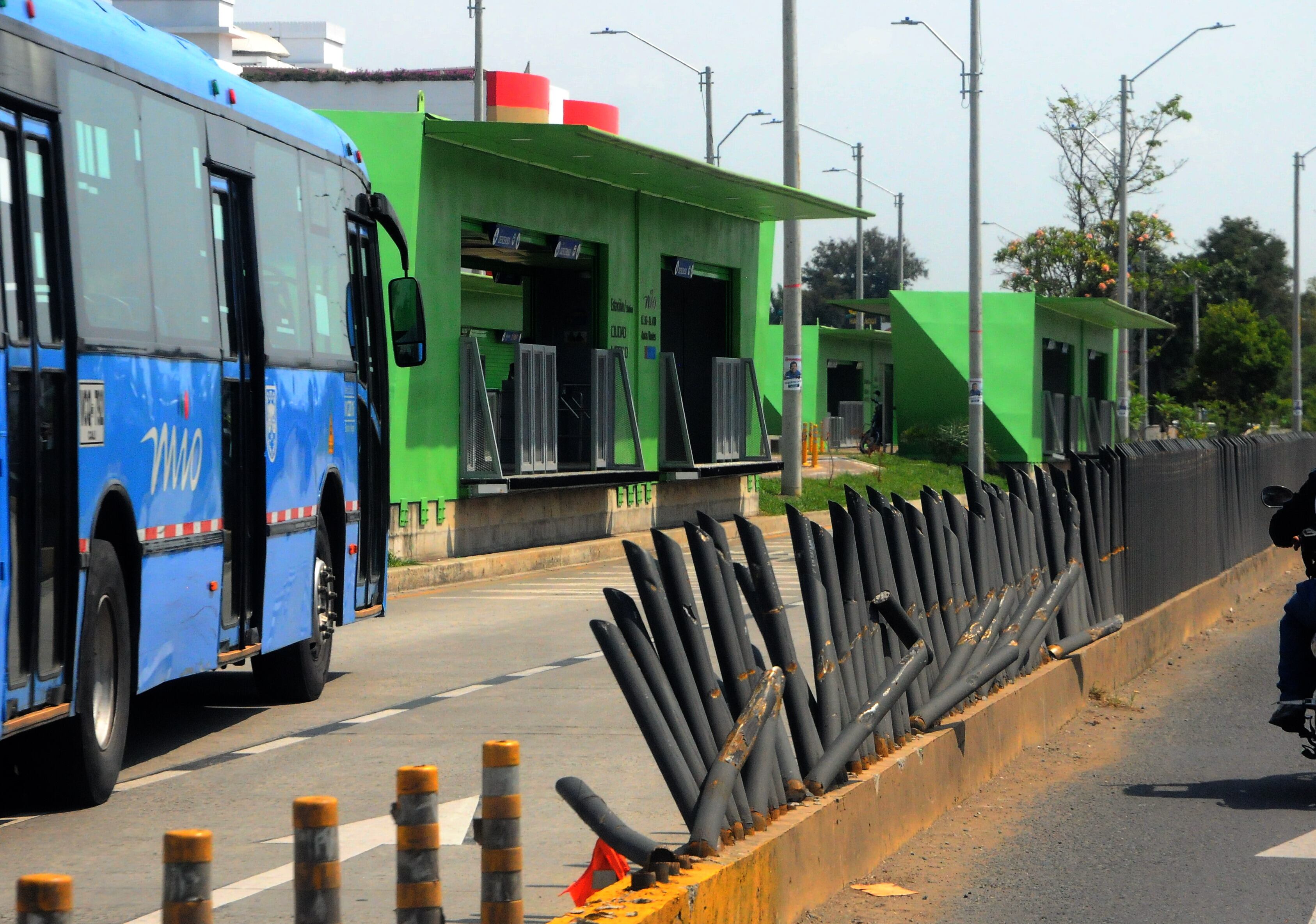 Cali: Con menos de 15 días de haberse inaugurado y puesto en funcionamiento, las estaciones del Mío en la Autopista sur oriental ya presentan daños estructurales  por vandalismo y malos materiales de obra. Foto José L Guzmán. EL País, oct 13-23