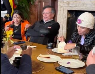 El presidente Gustavo Petro llevó a más de medio centenar de mujeres habitantes de la calle, a un almuerzo en el que considera es uno de los salones más lujosos de Bogotá.