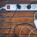 Las regletas eléctricas, también son conocidas como extensiones o alargadores.