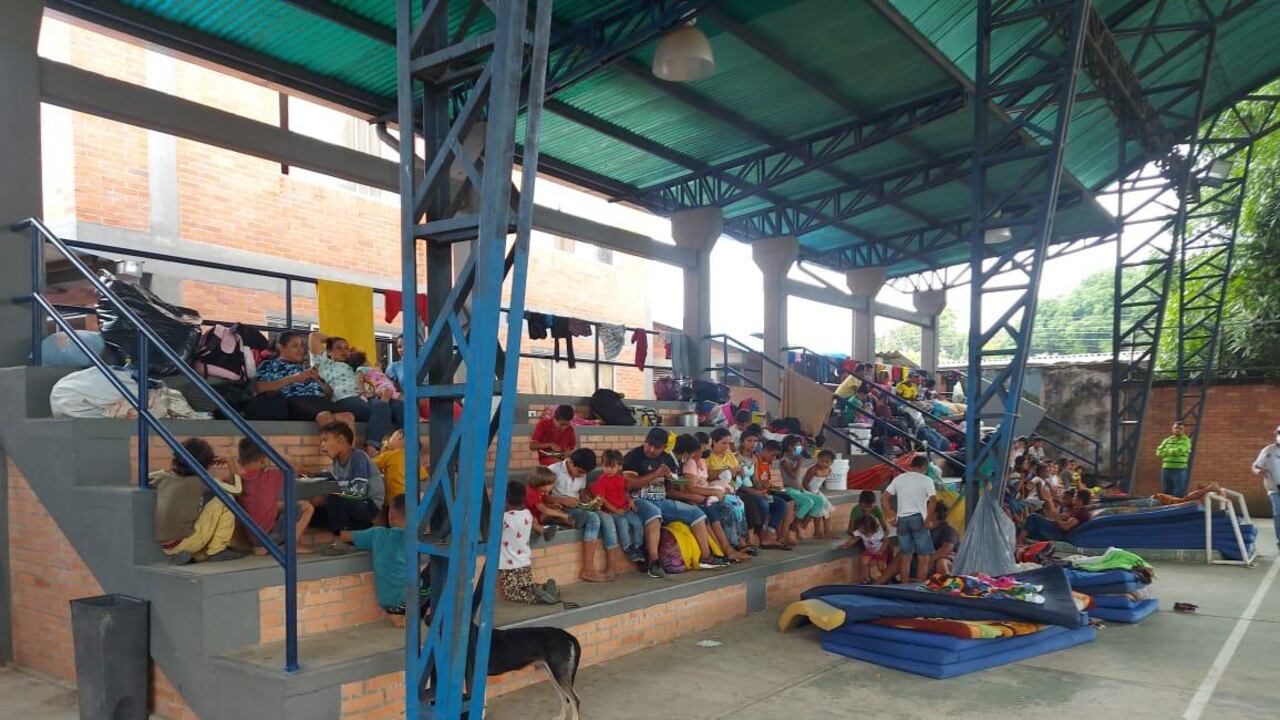 Los venezolanos huyen de los combates entre las disidencias de las Farc y la Guardia Venezolana.