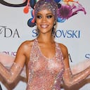 Rihana se presentó con sus senos al aire, debido a la censura de Instagram cuando publicó las fotos que le hizo una revista en topless. Foto: AP