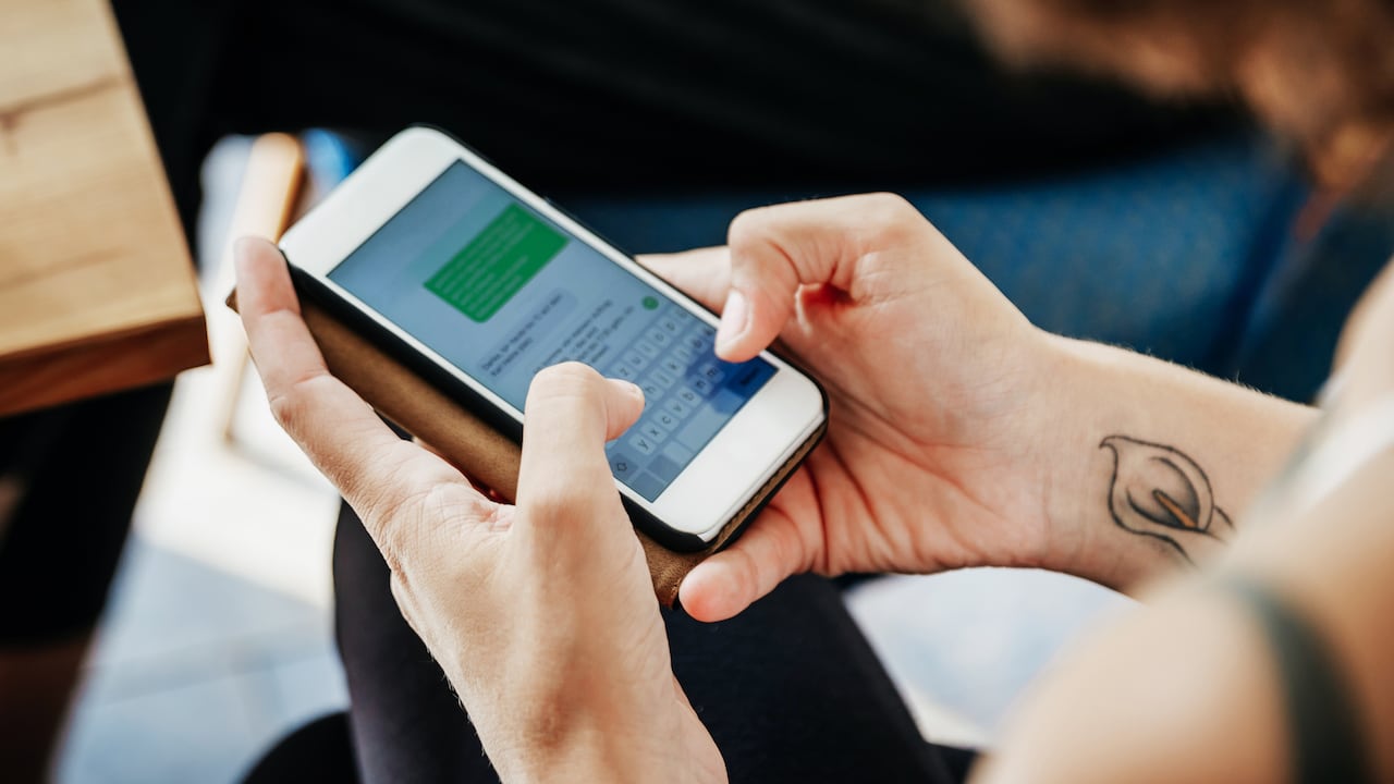 Exportar un chat en WhatsApp es una herramienta práctica para almacenar conversaciones de manera segura y accesible.
