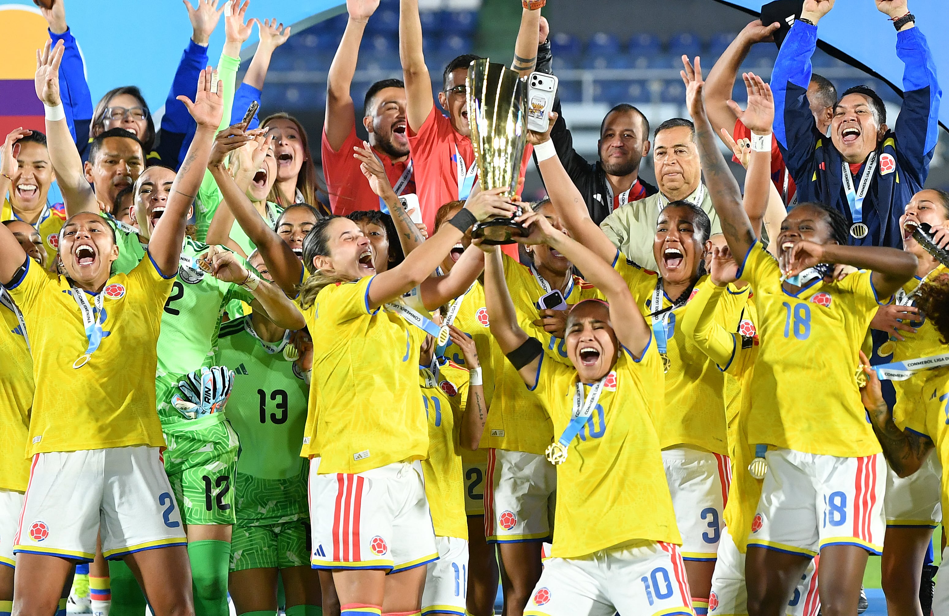 La centrocampista colombiana Daniela Montoya (número 6) y la centrocampista colombiana Leicy Santos (número 10) levantan el trofeo tras la victoria de Colombia en la Liga de Naciones Femenina de la CONMEBOL al término del partido de fútbol entre Paraguay y Colombia en el Estadio Defensores del Chaco de Asunción, el 9 de junio de 2026. (Foto de DANIEL DUARTE / AFP)