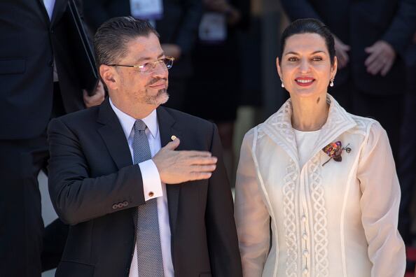 Rodrigo Chaves y su esposa, Signe Zeicate, ahora primera dama de Costa Rica.