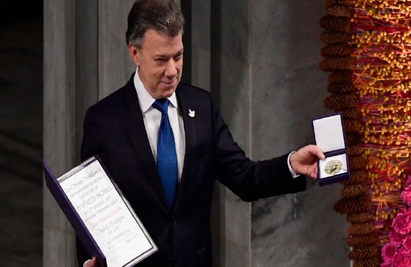 Nobel de paz: Como “un regalo del cielo”. Así definió el presidente Juan Manuel Santos el Nobel de Paz que recibió el 10 de diciembre en Oslo, Noruega. Un premio entregado por sus decididos esfuerzos por lograr un acuerdo de paz con las Farc y dar fin así  a un conflicto de 52 años. A pesar de la polarización, no deja de ser un logro histórico para Colombia.