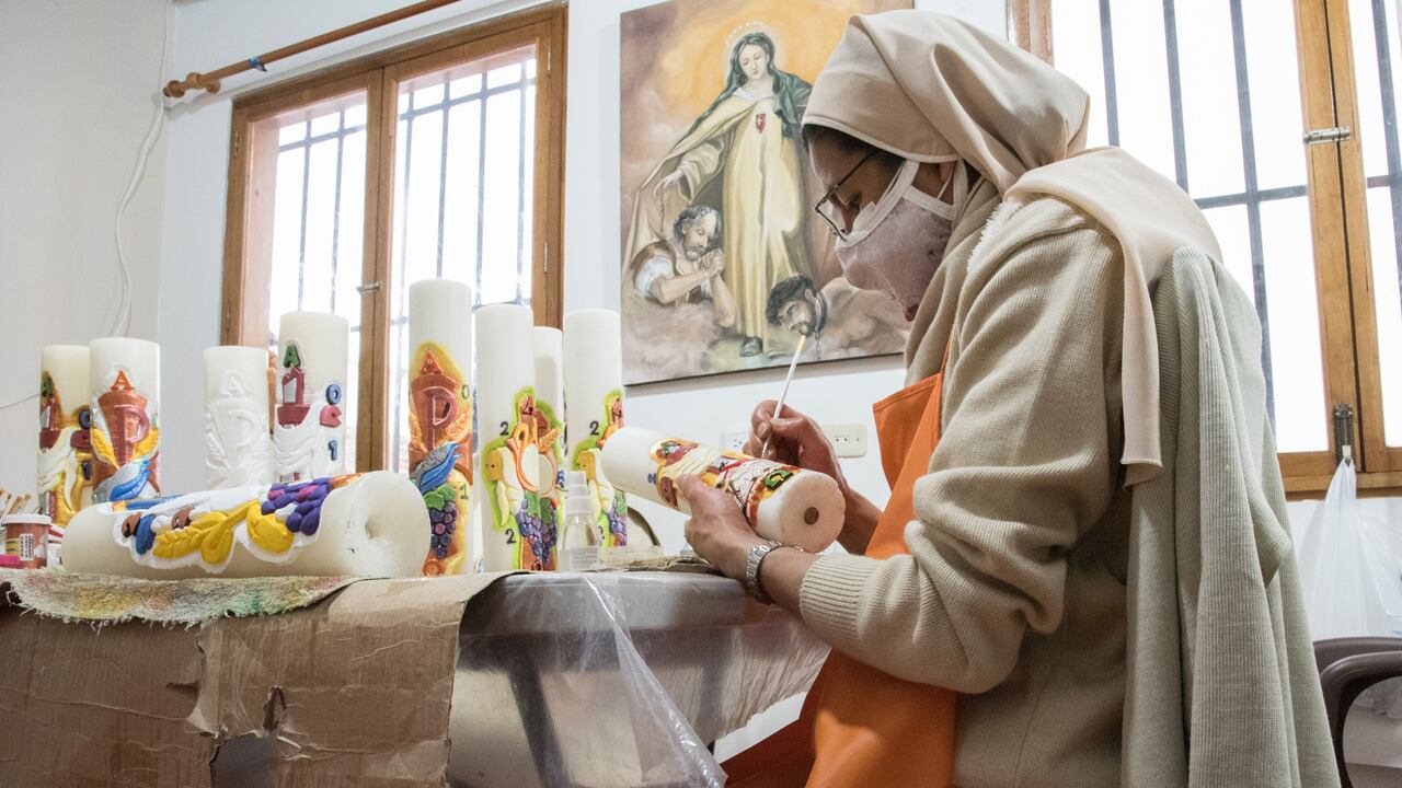 Con los cirios tallados a mano, las Hermanas Trovadoras de la Eucaristía buscan llevar el mensaje de la resurrección a decenas de hogares.
Foto: Milena Bernal