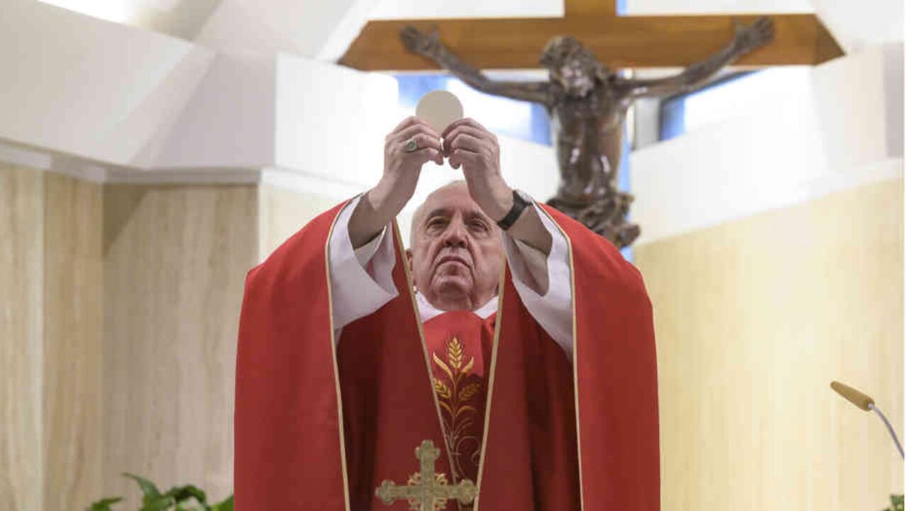 Durante el rezo, el papa argentino, líder de 1.300 millones de católicos, recordó que existen otras pandemias que causan millones de muertos, como la "pandemia del hambre", "la pandemia de la guerra" y la de los niños "sin educación".