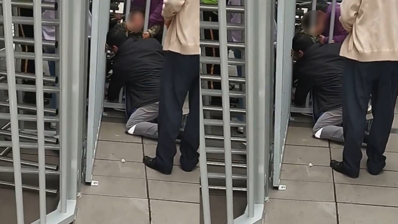 El niño lloró debido a la angustia que sintió.