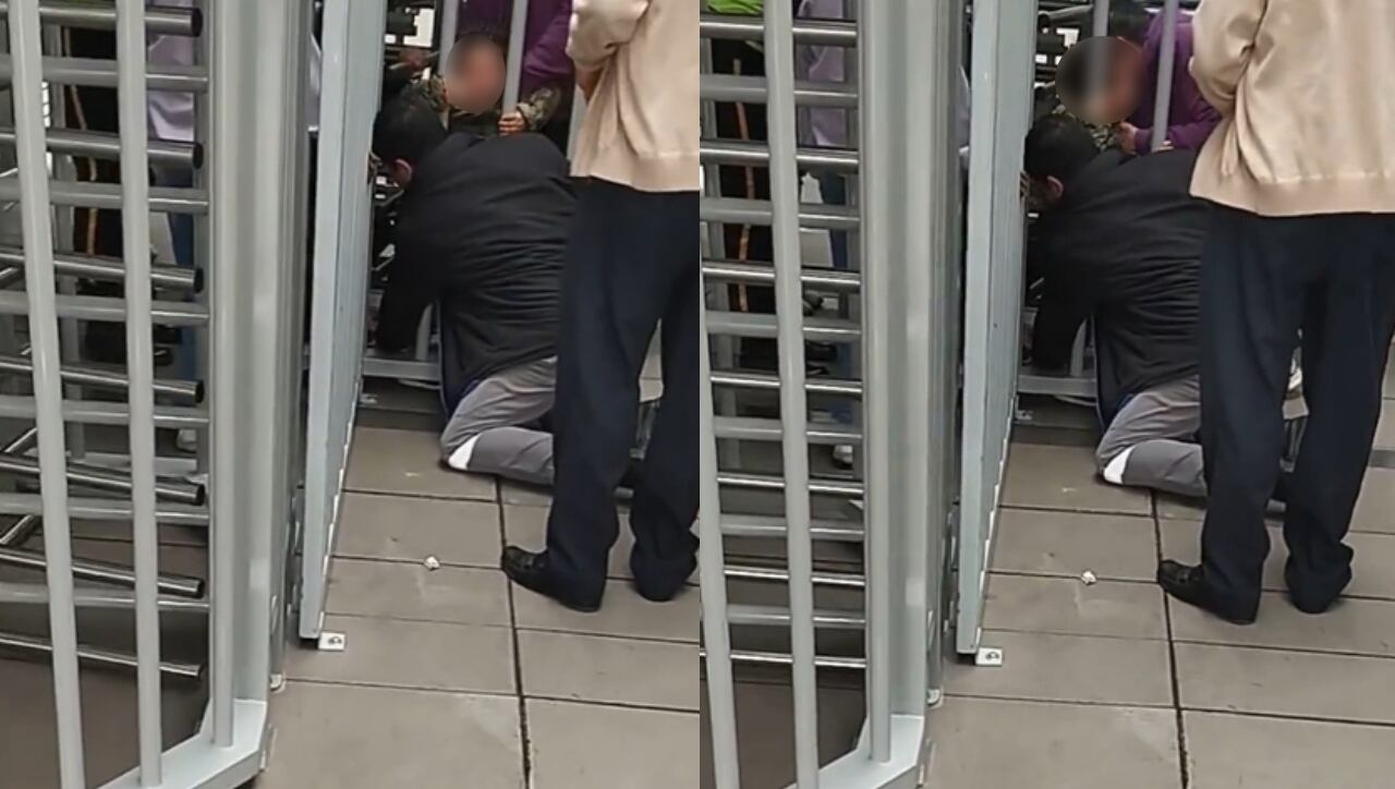 El niño lloró debido a la angustia que sintió.