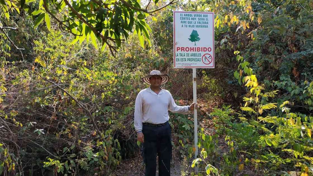 Daniel Gómez defiende a capa y espada las 14 hectáreas con bosque seco tropical de su finca, ubicada en el piedemonte de la Serranía del Perijá en el municipio de Codazzi (Cesar).