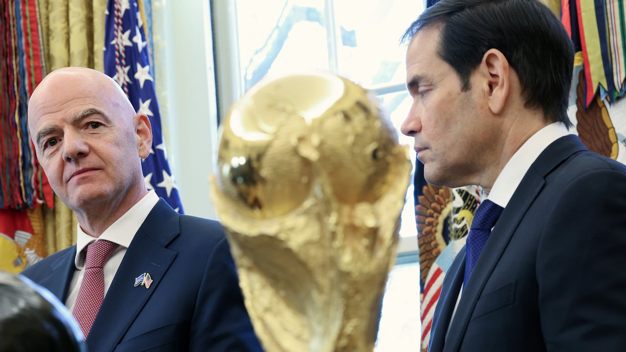 Gianni Infantino, de FIFA, junto a la Copa del Mundo que se realizará en Estados Unidos en 2026
