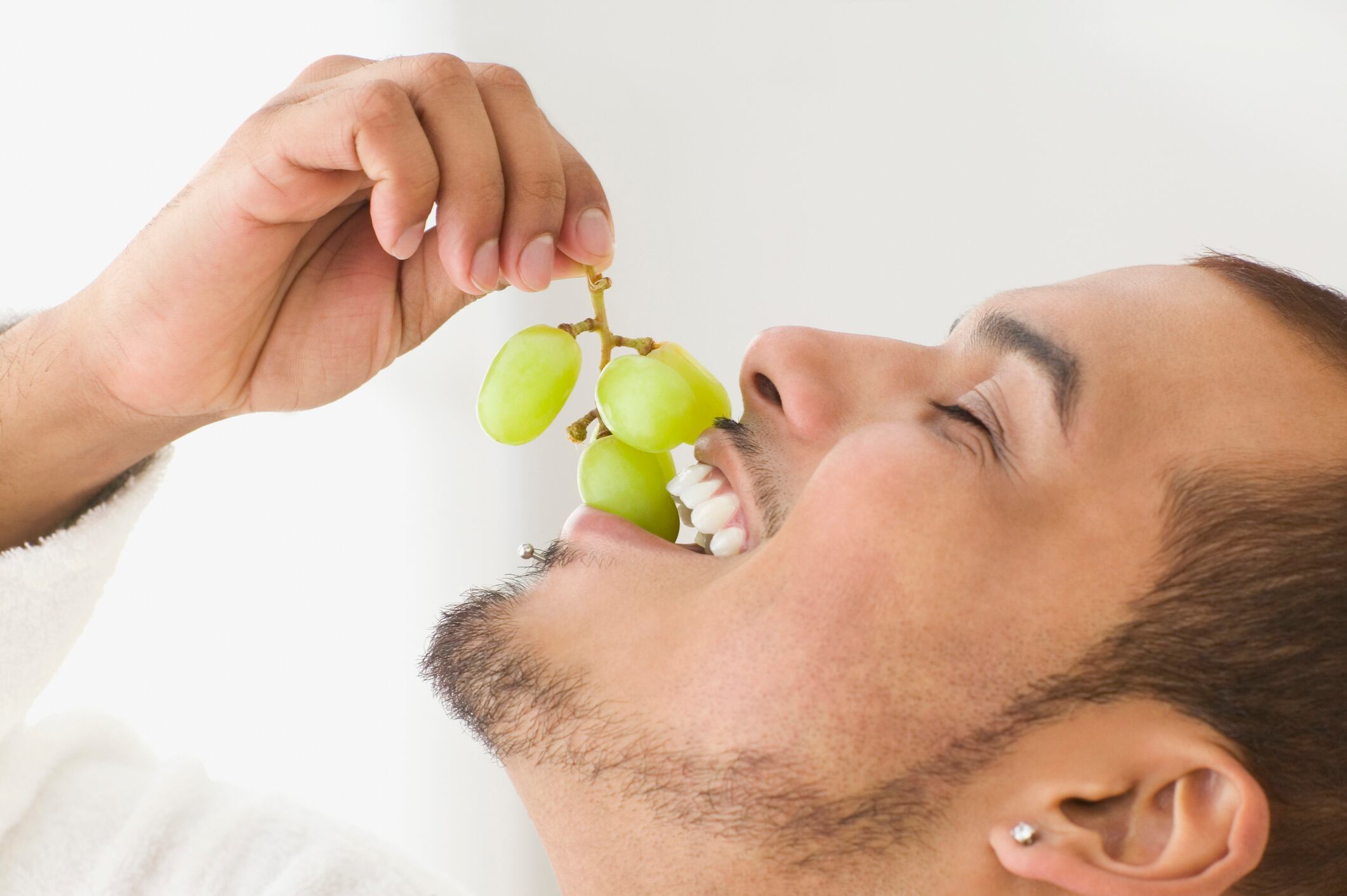 Este artículo explora el trasfondo cultural y simbólico que convierte a las uvas en un componente esencial de los rituales de año nuevo.