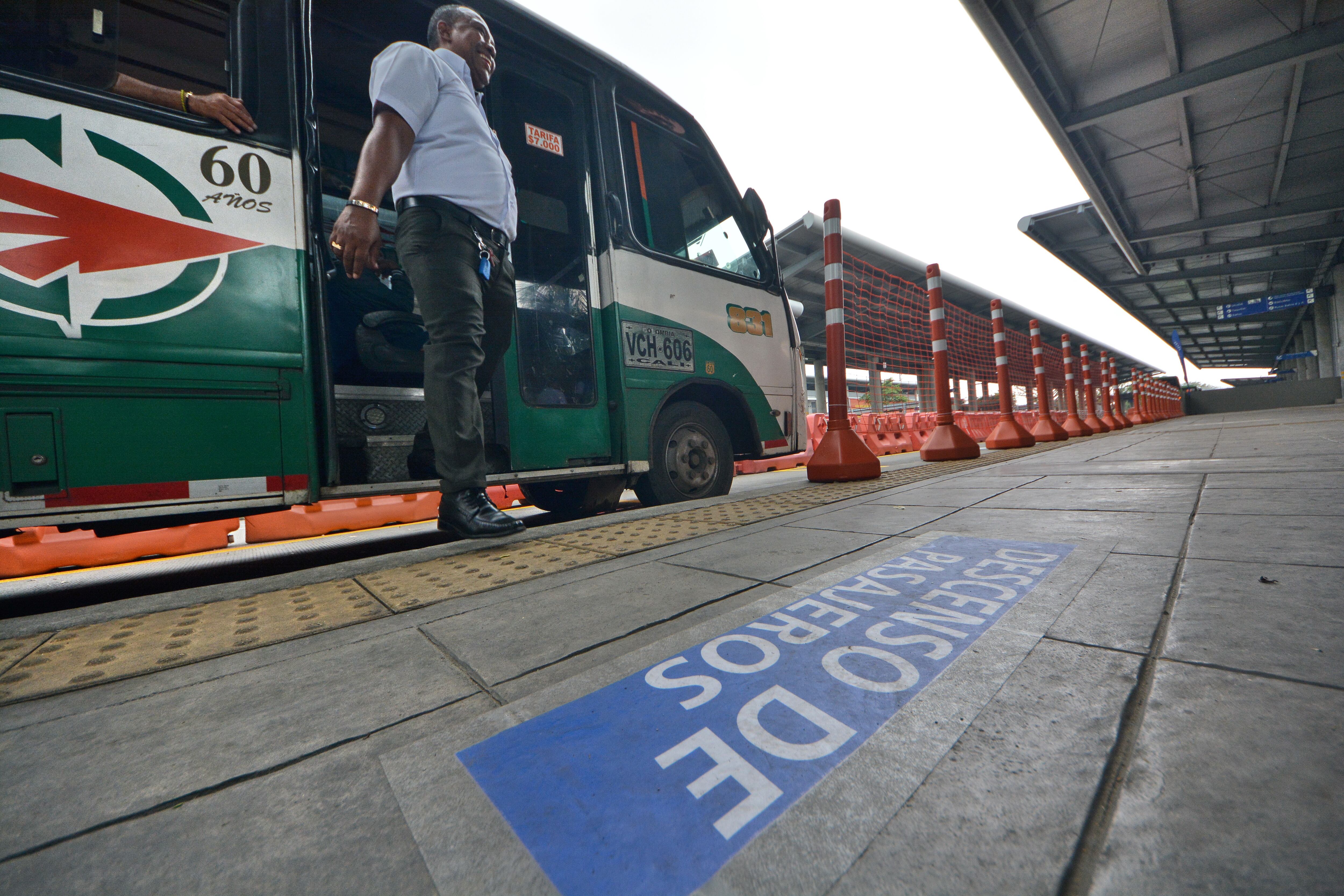 Inicio del servicio complementario entre el mío y el transporte intermunicipal de Jamundí. Los pasajeros llegan a la terminal Simón Bolívar y hacen el transbordo a los buses del mío. Foto Jorge Orozco.