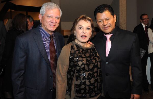 Álvaro Medina, Gloria Zea y Carlos Jacanamijoy.