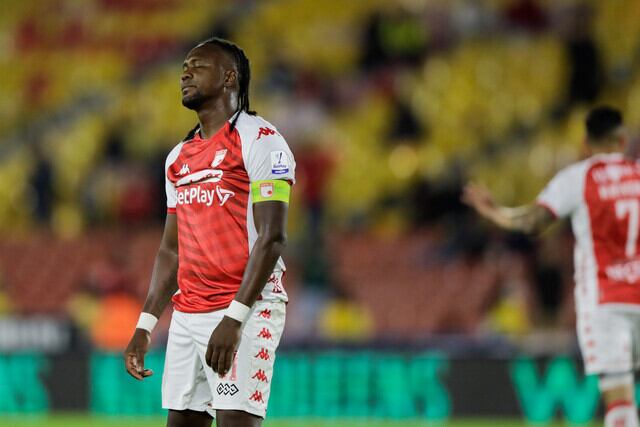 Hugo Rodallega se lamenta tras la derrota de Santa Fe ante Águilas Doradas en 'El Campín'