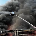 El Cuerpo de Bomberos de Bogotá tratan de apagar un incendio en la localidad de Fontibón