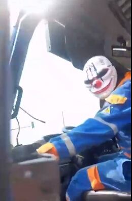 "Disculpe con usted", dijo el enmascarado antes de cerrar la puerta y poner en marcha el vehículo.