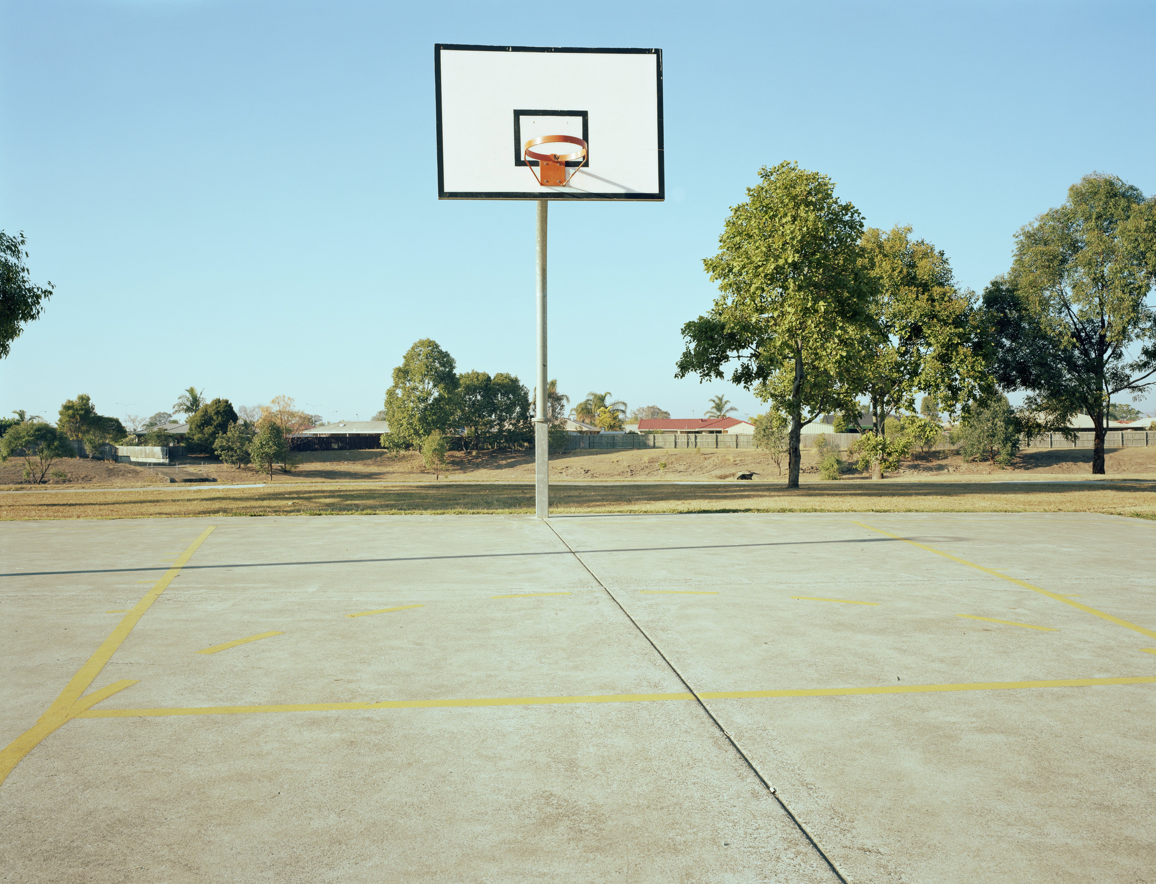 El joven se encontraba jugando un partido de fútbol cuando el tablero le cayó encima dejándolo gravemente herido.