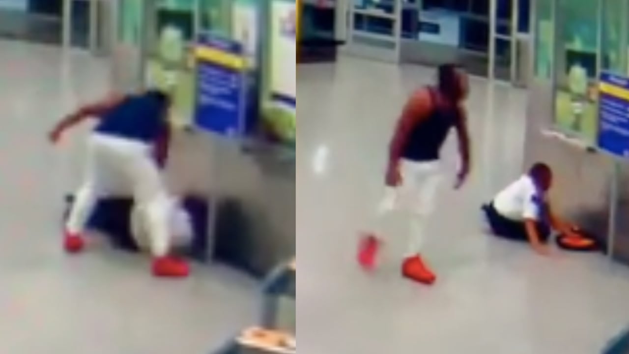 Momento exacto de la golpiza a la mujer en el metro de Nueva York.