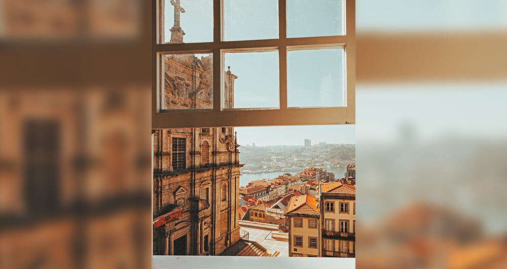 Vista del río Duero y de la fachada de la iglesia de San Lorenzo dos Grilos, ubicada en el casco antiguo de la ciudad