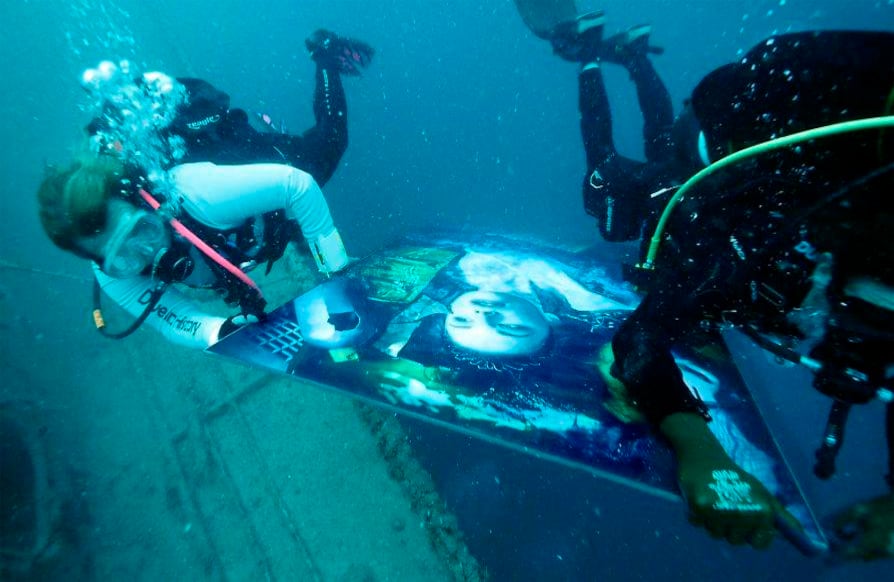 24 de mayo - La obra de arte, una de las 24 creadas por el artista fotográfico austriaco Andreas Franke, es parte de su "Proyecto de Océano Plástico", diseñado para comunicar la necesidad de proteger los océanos del mundo de los desechos plásticos.  FOTO: Oficina de Noticias de Joe Berg / Florida Keys a través de AP
